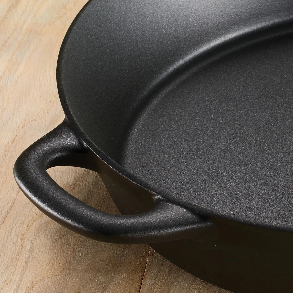 Tramontina 12.5" Cast Iron Covered Skillet Pre-Seasoned 3 Tramontina 12.5" Cast Iron Covered Skillet Pre-Seasoned - Image 3